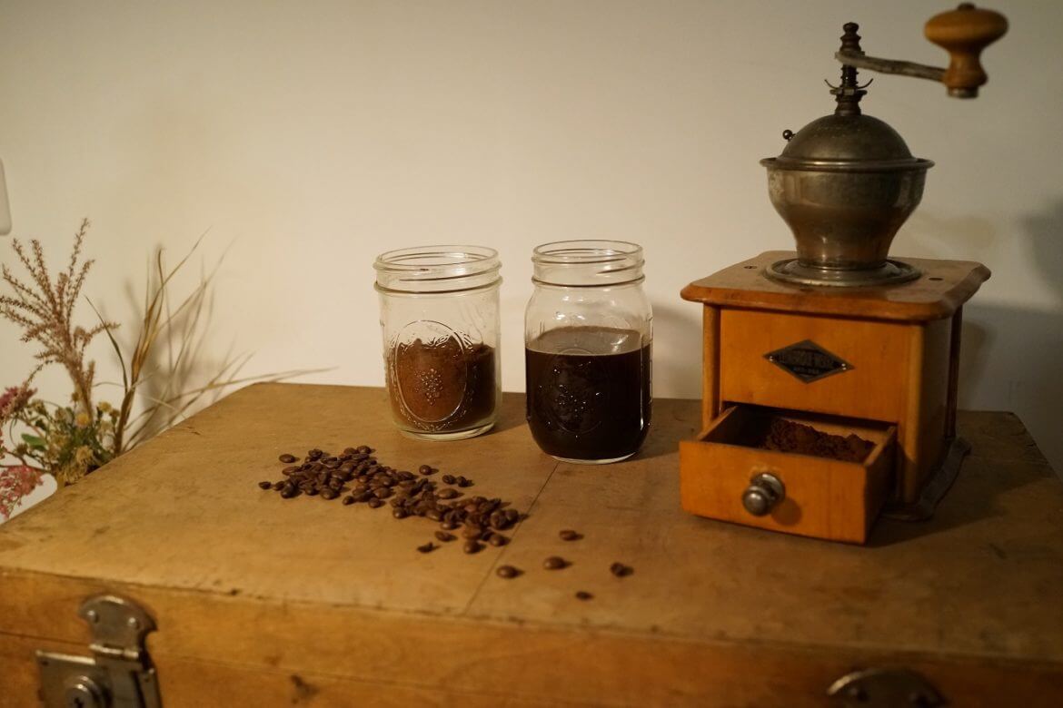 Mason Jar, Kaffee und Kaffeemühle